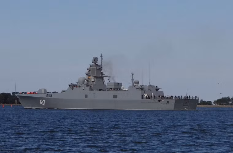 Tàu hộ vệ Project 22350 trang bị hệ động lực kết hợp động cơ diesel 10D49 và động cơ tuốc bin khí tăng lực M90FR do Nga sản xuất trong nước. Chúng sẽ cung cấp tổng công suất lên đến 65.000 mã lực cho tốc độ bơi 54,6km/h, tầm hoạt động 8.300km ở tốc độ bơi 26km/h.