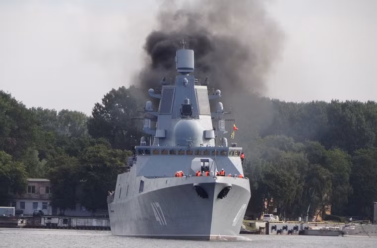 Các hình ảnh mới được công bố về hoạt động thử nghiệm tàu chiến Project 22350 Đô đốc Gorshkov của Hải quân Nga cho thấy sự lo ngại trên. Theo đó, khi vừa rời cảng không xa, ống khói tàu xả khói đen mù mịt.