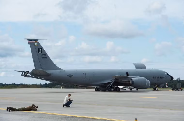 Máy bay tiếp dầu KC-135 tại căn cứ Amari.