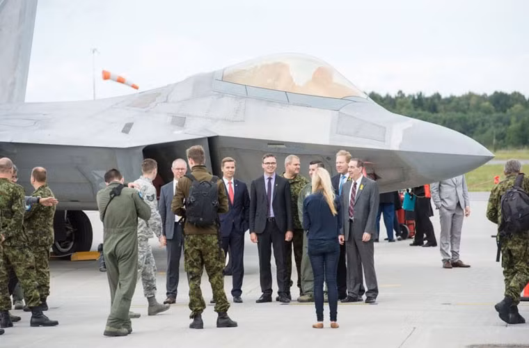 Các bức ảnh cho thấy, giới chức Estonia tỏ ra rất thích thú siêu cơ “chim ăn thịt” (Raptor là biệt danh của F-22).