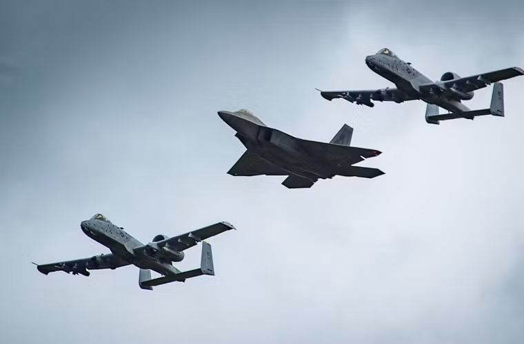 Chiến đấu cơ F-22 bay cùng đội hình hai máy bay cường kích A-10.