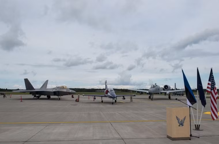 Máy bay huấn luyện L-39C của Không quân Estonia “vinh dự” đứng giữa siêu cơ tàng hình F-22 và cường kích A-10 cực mạnh của Mỹ.