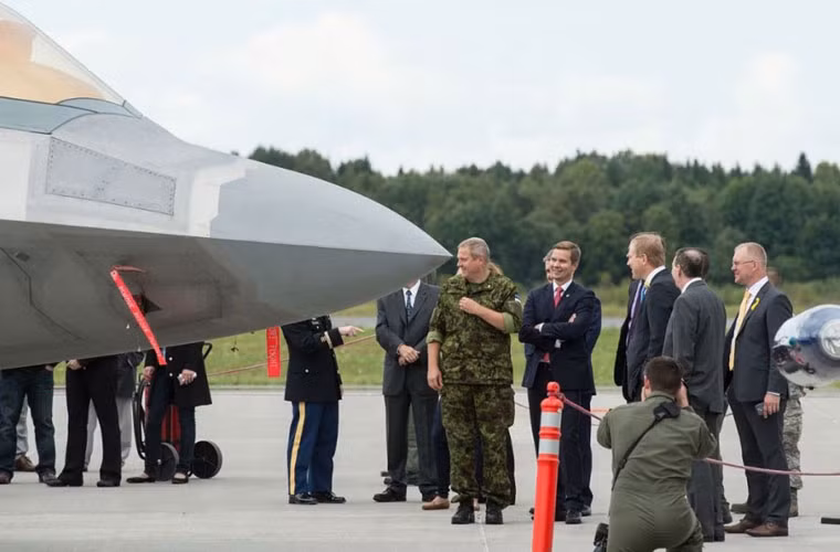 Ngay sau khi hai máy bay tiêm kích tàng hình F-22 hạ cánh, các quan chức cấp cao của chính quyền và quân đội Estonia đã có mặt.