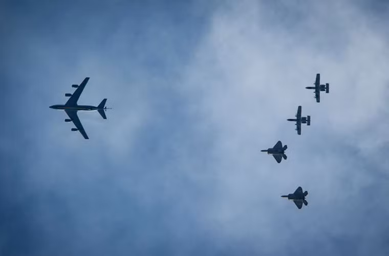 Hôm 4/9, hai chiếc chiến đấu cơ F-22 cùng hai cường kích A-10 và máy bay tiếp dầu KC-135 của Không quân Mỹ đã viếng thăm căn cứ Amari, Estonia trong khuôn khổ hoạt động hỗ trợ "Nhiệm vụ tuần tra không phận vùng Baltic của NATO".