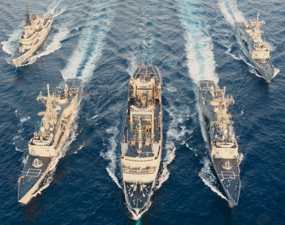 Ông kêu gọi Houthi chấm dứt các cuộc tấn công, đồng thời nhấn mạnh: “Các lực lượng liên minh sẽ đóng vai trò tuần tra trên khu vực, tuần tra Biển Đỏ và Vịnh Aden để đáp trả và hỗ trợ khi cần thiết cho các tàu thương mại đi qua khu vực này”. Kể từ khi 20 quốc gia tham gia nỗ lực này, quyết định của Australia đã gây ra nhiều tranh luận nội bộ.