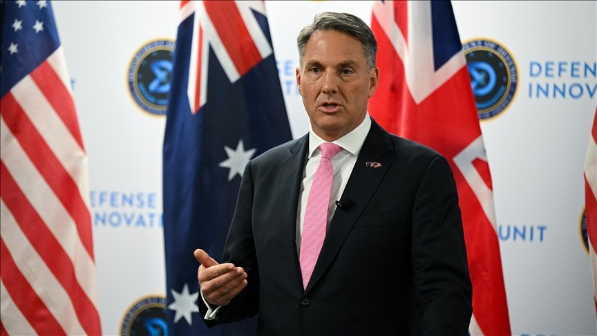 Chính phủ liên bang Australia đã bảo vệ lựa chọn không cử tàu chiến Australia tới Biển Đỏ để bảo vệ các tuyến đường vận chuyển thiết yếu. Tuy nhiên, quyết định này đã gặp phải một “cơn bão” ngoại giao, khi thủ lĩnh phe đối lập, Peter Dutton, cáo buộc chính phủ Thủ tướng Anthony Albanese yếu kém.