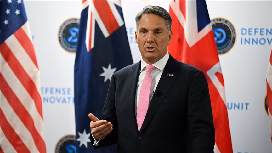 Chính phủ liên bang Australia đã bảo vệ lựa chọn không cử tàu chiến Australia tới Biển Đỏ để bảo vệ các tuyến đường vận chuyển thiết yếu. Tuy nhiên, quyết định này đã gặp phải một “cơn bão” ngoại giao, khi thủ lĩnh phe đối lập, Peter Dutton, cáo buộc chính phủ Thủ tướng Anthony Albanese yếu kém.