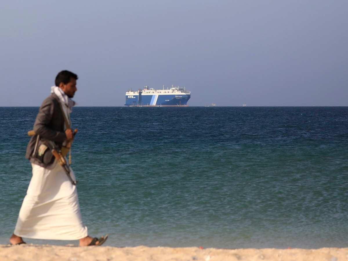 Cho đến nay, hơn 100 tàu đã thay đổi lộ trình, khiến các công ty bị ảnh hưởng do phải làm việc thêm từ 3 đến 4 tuần và gây thiệt hại tài chính đáng kể. Do những sự chậm trễ này, người ta dự đoán rằng giá năng lượng và dầu sẽ tăng trên toàn cầu và các chuyến hàng vận chuyển hàng hóa của các mặt hàng khác cũng sẽ phải chậm lại và chi phí tăng lên.