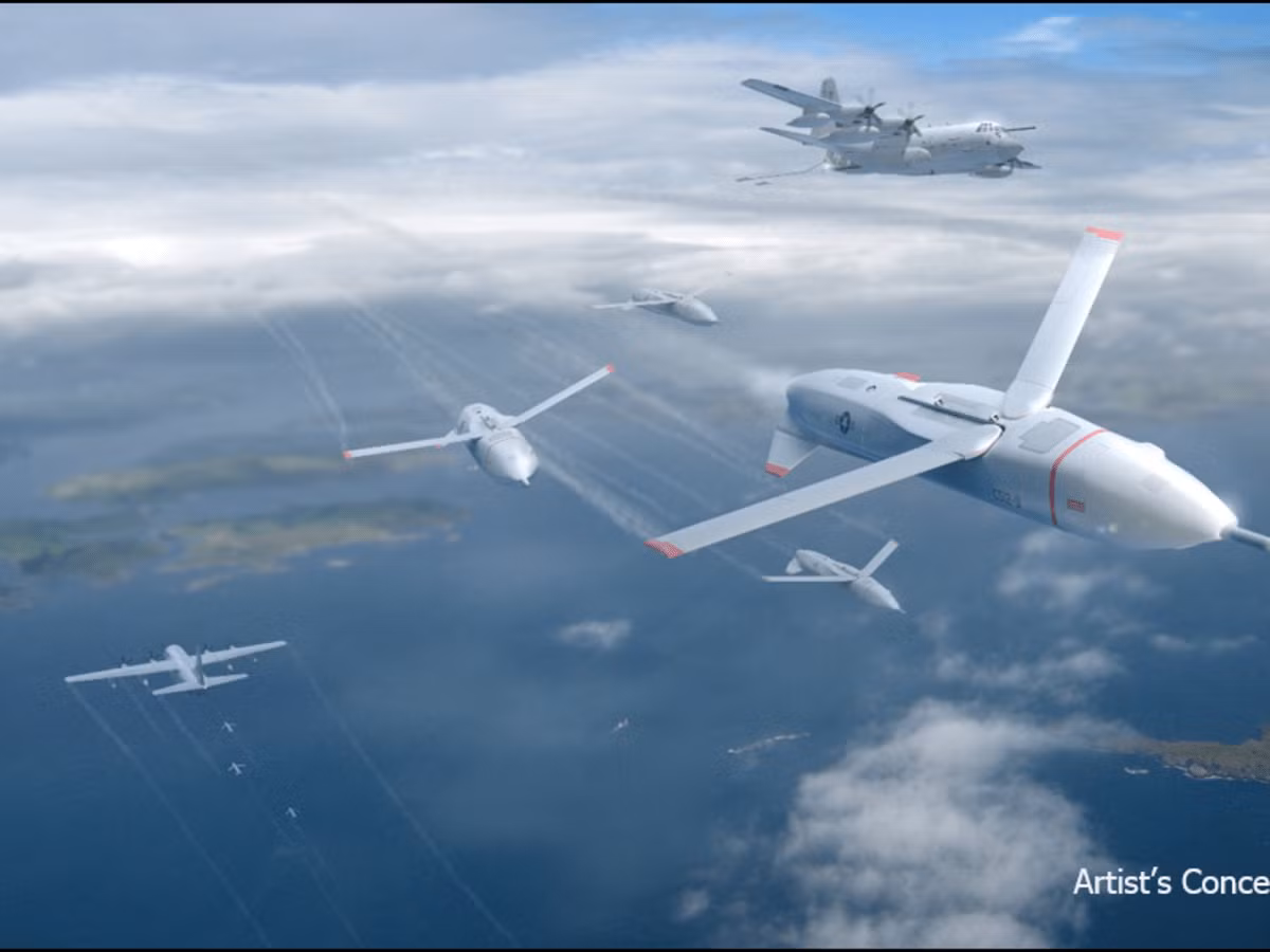 Theo ông Guy McCardle, biên tập viên trang web quân sự SOFREP, việc phóng UAV khi máy bay chiến đấu đang bay với tốc độ cao là hành động tiềm ẩn nhiều rủi ro, bởi UAV có thể bị phá hủy do nhiễu loạn không khí.