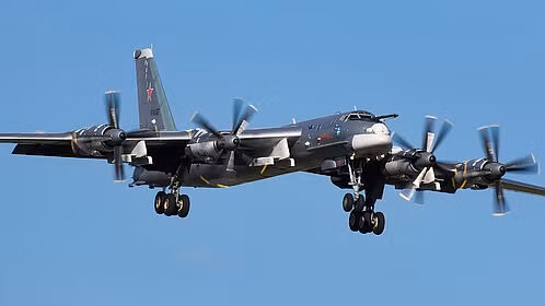 Phi đội Tu-95MS gồm bảy người: hai phi công, một pháo thủ đuôi, bốn người làm những nhiệm vụ khác. Máy bay có chiều dài 49,5 m. Sải cánh 51,1 m. Chiều cao 12,1 m. Diện tích cánh 310 m². Trọng lượng rỗng: 90.000 kg. Trọng lượng cất cánh tối đa 188.000 kg. Tu-95MS có tốc độ tối đa 925 km/h. Tầm bay 15.000 km. Trần bay 12.000 m. Tốc độ cất cánh 10 m/s.