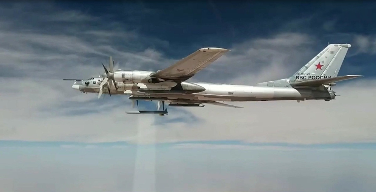Tupolev Tu-95 (Tên hiệu NATO Bear) là loại máy bay ném bom chiến lược hạng nặng có khả năng mang tên lửa hành trình thành công nhất và có thời gian phục vụ lâu nhất của dòng Tupolev, được chế tạo tại Liên Xô trong cuộc Chiến tranh Lạnh.