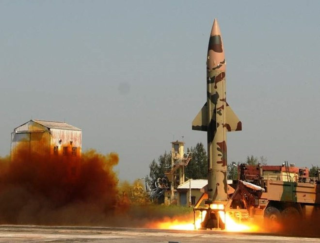 Tên lửa Prithvi-II là tên lửa đầu tiên được phát triển theo Chương trình tên lửa dẫn đường tích hợp của Ấn Độ nhằm “răn đe hạt nhân”. Tên lửa có thể mang đầu đạn hạt nhân hoặc đầu đạn thường với tầm bắn lên tới 350 km. Do tên lửa Prithvi có kích thước tương đối nhỏ nên bệ phóng của nó rất khó bị phát hiện trong hình ảnh vệ tinh.