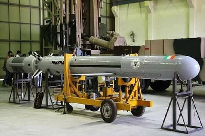 Đầu năm 2020, Tổ chức Nghiên cứu và Phát triển Quốc phòng Ấn Độ xác nhận rằng các biến thể bổ sung của tên lửa hành trình Nirbhay, bao gồm cả phiên bản phóng từ tàu ngầm và phóng từ trên không, đang trong giai đoạn phát triển.