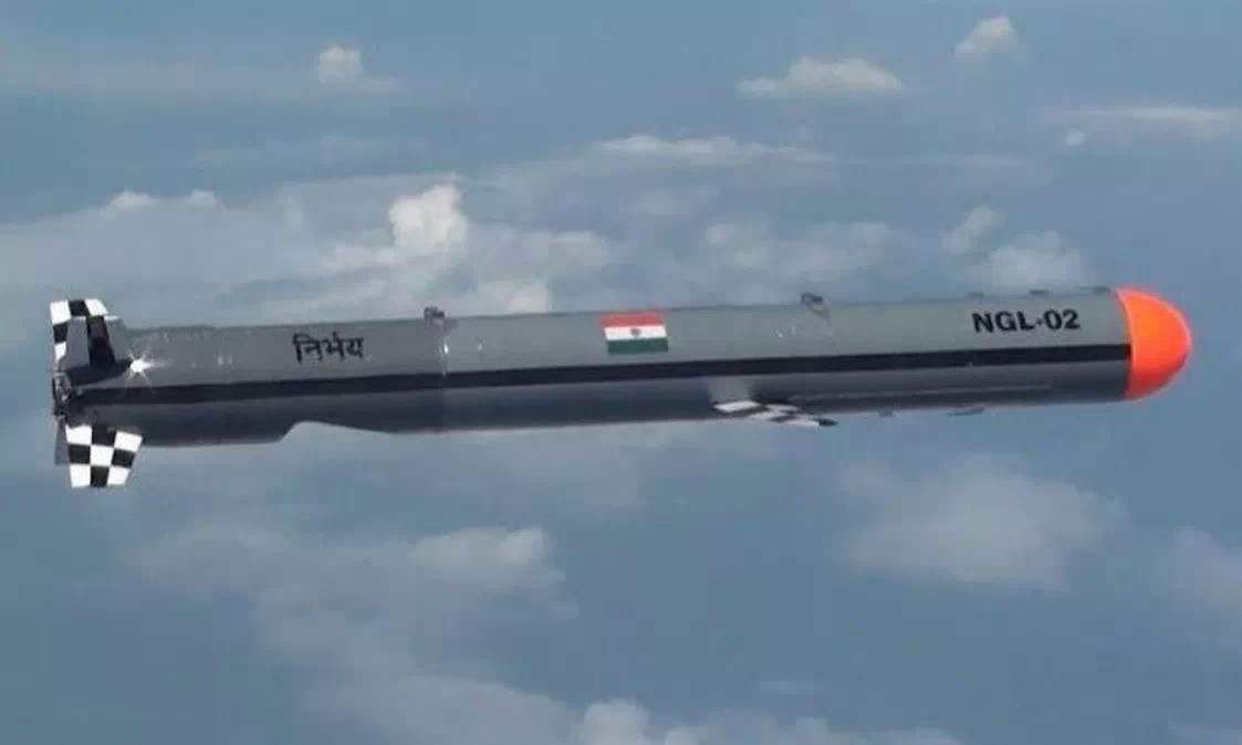 Thứ tư là tên lửa hành trình, Ấn Độ đang phát triển tên lửa hành trình Nirbhay. Tên lửa này có hình dáng tương tự Tomahawk của Mỹ hoặc Babur của Pakistan và nó có thể được sử dụng để triển khai trên không và trên biển. Bộ Quốc phòng Ấn Độ mô tả Nirbhay là tên lửa hành trình tầm xa cận âm đầu tiên được phát triển ở nước này.