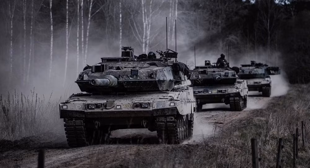 Stridsvagn 122 hay gọi tắt là Strv 122 về cơ bản là một bản sửa đổi của Thụy Điển từ thiết kế Leopard 2. Xe tăng nặng 62 tấn, được trang bị pháo nòng trơn 120 mm và có hệ thống ngắm mục tiêu cũng như giáp tốt hơn Leopard 2.