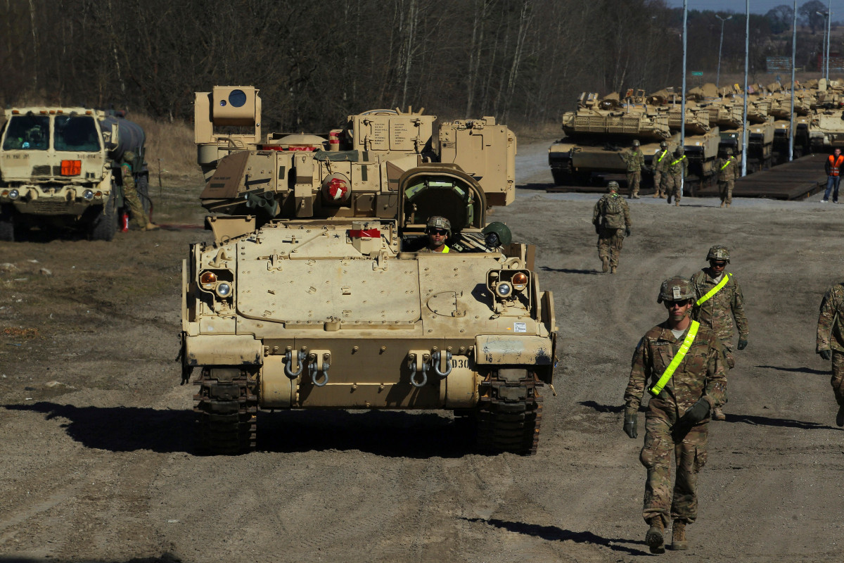 Mỹ cũng chuyển giao xe tăng M1 Abrams nổi tiếng của mình cho Ukraine, trong khi Anh gửi xe tăng Challenger 2. Pháp cũng cung cấp cho Ukraine một số xe bọc thép AXM-10RC, còn được gọi là xe tăng hạng nhẹ.