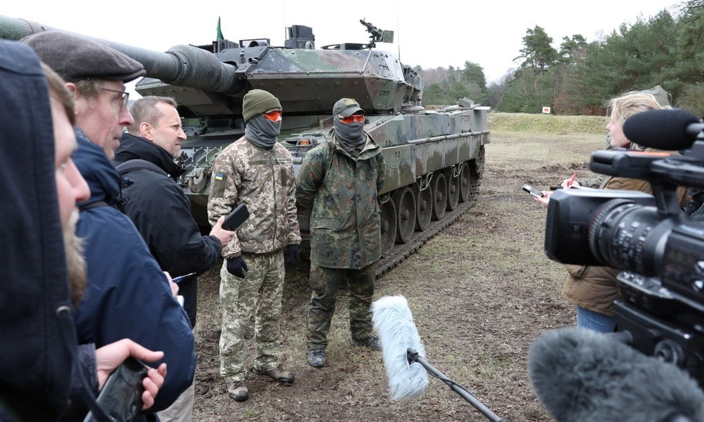 Trong khi đó, xe tăng Leopard 2 của Đức nặng 67 tấn, với vũ khí chính là pháo nòng trơn 120 mm. Phiên bản tiền nhiệm của nó là Leopard 1, nặng khoảng 42 tấn (nhẹ hơn một chút so với T-72), nhưng chỉ được trang bị pháo 105 mm.