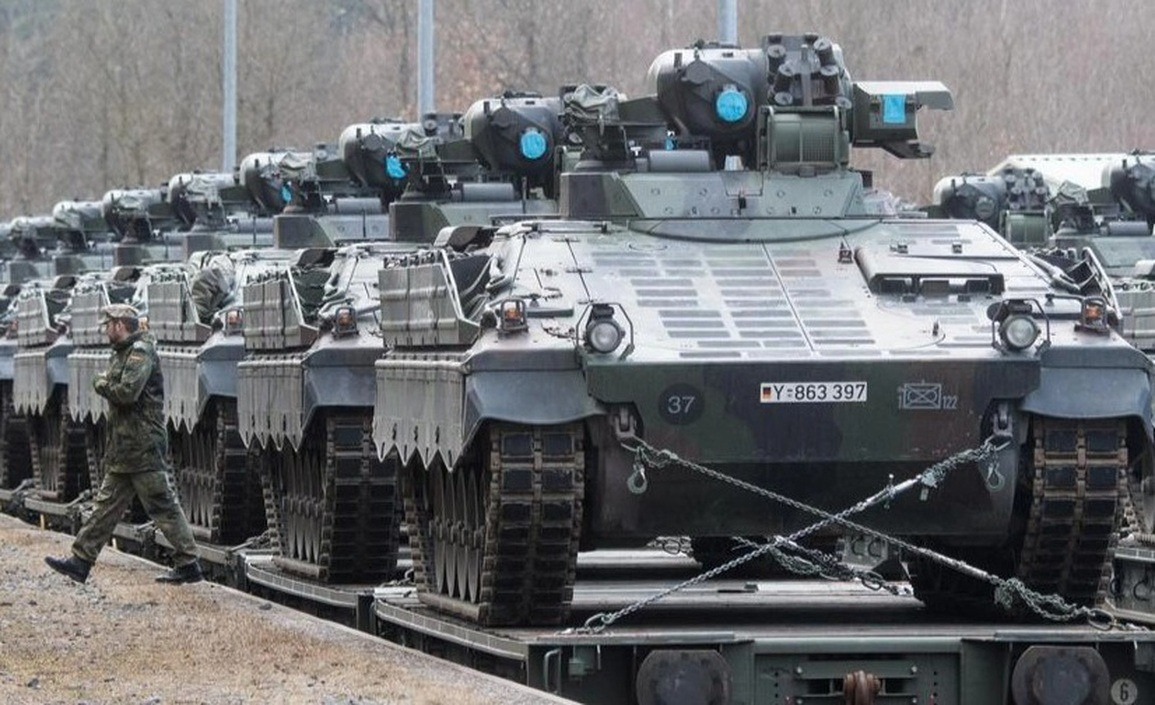 Khi các biện pháp trừng phạt kinh tế tỏ ra không hiệu quả và Ukraine đã dần cạn kiệt vũ khí, các nước phương Tây đã quyết định chuyển hướng và bắt đầu cung cấp nhiều vũ khí mạnh mẽ hơn. Các giới hạn trong chuyển giao vũ khí giữa Ukraine và các đồng minh châu Âu ngày càng được mở rộng từ tên lửa cá nhân cho đến xe tăng và tên lửa tầm xa như hiện tại.