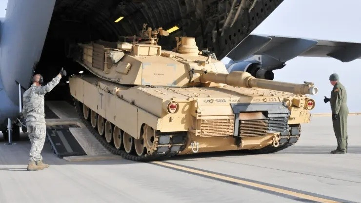 Xe tăng chiến đấu chủ lực M1 Abrams nặng 67 tấn của Mỹ vẫn chưa xuất hiện trên chiến trường trong cuộc xung đột Ukraine. Các phiên bản ban đầu của M1 được trang bị pháo 105 mm trong khi các phiên bản sau này được trang bị pháo nòng trơn 120 mm.