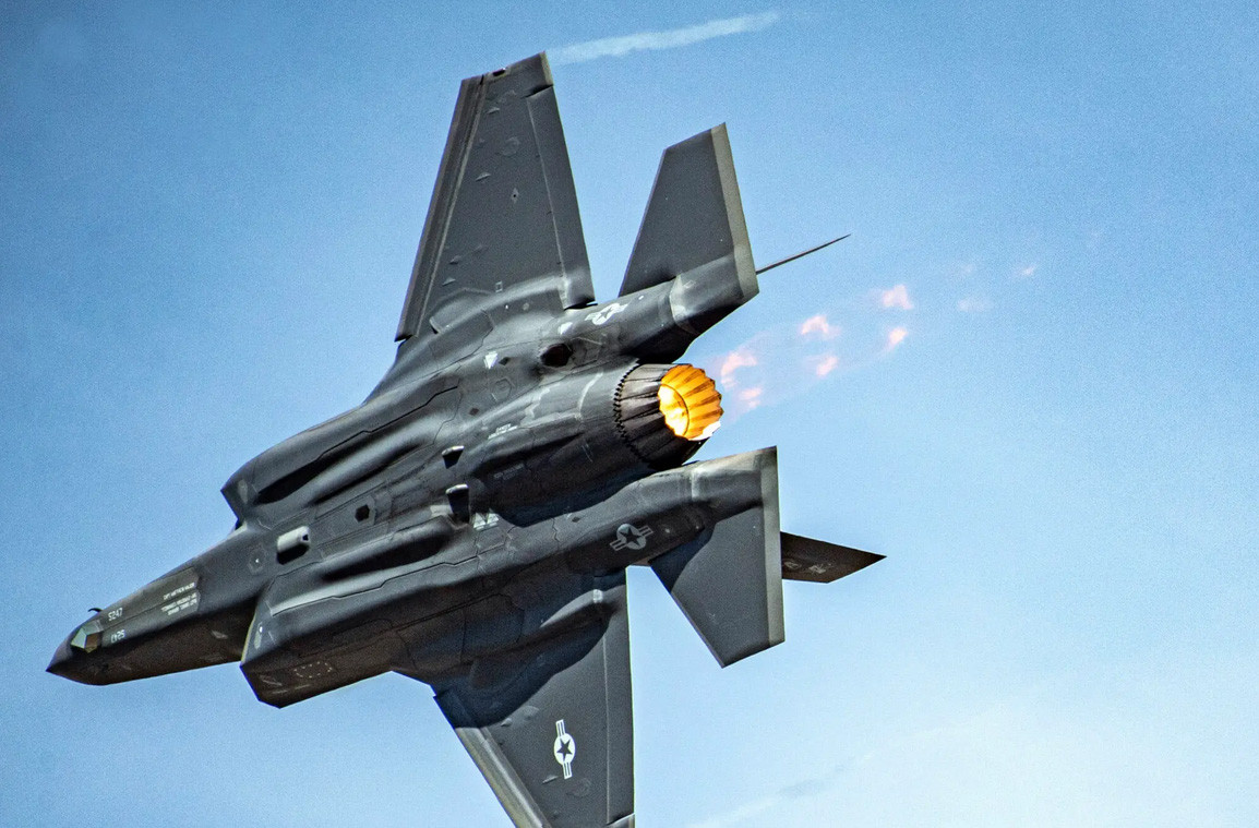 Ngày 21/9/2023 vừa qua, chương trình máy bay chiến đấu F-35 đã hoàn thành một loạt thử nghiệm quan trọng theo yêu cầu của Lầu Năm Góc, để đạt được sự chấp thuận cho phép sản xuất loại máy bay này trên quy mô lớn và quyết định sản xuất dự kiến sẽ được Bộ Quốc phòng Mỹ đưa ra vào năm 2024.