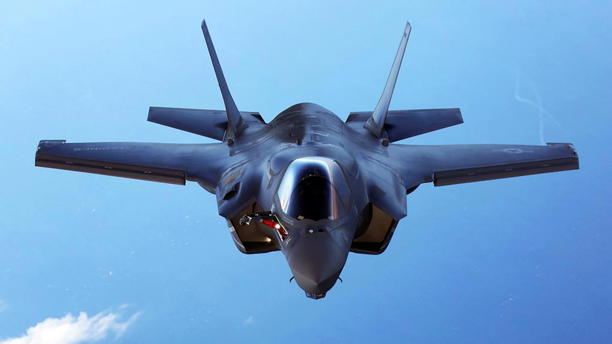 F-35 Lightning II là tên gọi chung cho 3 biến thể máy bay khác nhau thuộc dự án phát triển máy bay tiêm kích một chỗ ngồi của Mỹ. F-35 có khả năng tàng hình và thực hiện nhiều nhiệm vụ khác nhau như chiến đấu trên không, ném bom chiến thuật,...