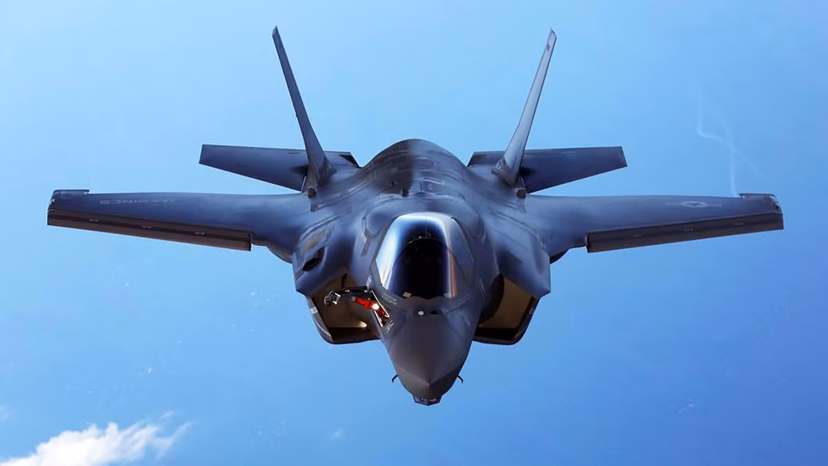 F-35 Lightning II là tên gọi chung cho 3 biến thể máy bay khác nhau thuộc dự án phát triển máy bay tiêm kích một chỗ ngồi của Mỹ. F-35 có khả năng tàng hình và thực hiện nhiều nhiệm vụ khác nhau như chiến đấu trên không, ném bom chiến thuật,...