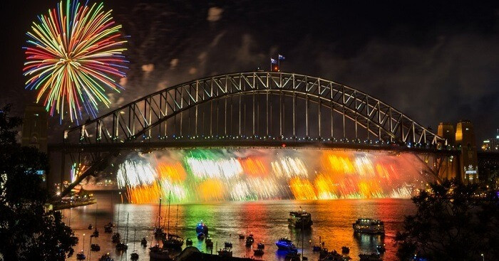 Chính quyền bang cho biết trong một tuyên bố, “Nhiều cảnh sát hơn bao giờ hết đã được triển khai trên khắp Sydney để đảm bảo an toàn khi hơn 1 triệu người - tương đương với 1/5 dân số thành phố hội tụ về bến cảng để có tầm nhìn tốt nhất”. Nhiều người vui chơi đã cắm trại ở những vị trí thuận lợi nhất kể từ sáng Chủ nhật.