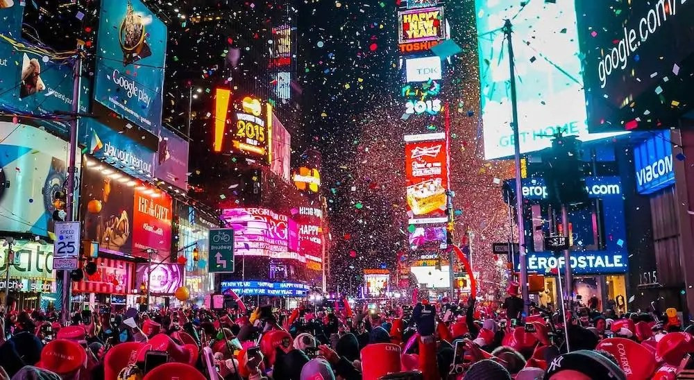 Tại Quảng trường Thời đại ở New York, các quan chức và ban tổ chức cho biết họ sẵn sàng chào đón đám đông người vui chơi và đảm bảo an toàn cho họ. Tại cuộc họp báo về an ninh hôm 29/12, Thị trưởng thành phố New York Eric Adams cho biết “không có mối đe dọa cụ thể nào” đối với lễ đón giao thừa hàng năm, nơi thu hút hàng chục nghìn người đến trung tâm khu trung tâm Manhattan.