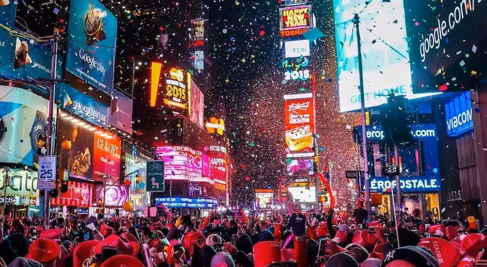 Tại Quảng trường Thời đại ở New York, các quan chức và ban tổ chức cho biết họ sẵn sàng chào đón đám đông người vui chơi và đảm bảo an toàn cho họ. Tại cuộc họp báo về an ninh hôm 29/12, Thị trưởng thành phố New York Eric Adams cho biết “không có mối đe dọa cụ thể nào” đối với lễ đón giao thừa hàng năm, nơi thu hút hàng chục nghìn người đến trung tâm khu trung tâm Manhattan.