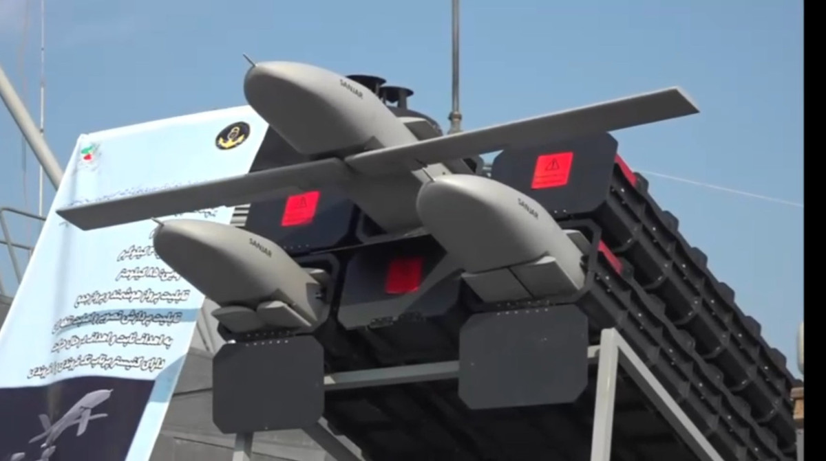 Máy bay không người lái cảm tử Sanjar còn có tên gọi khác là Shahin, được thiết kế để trang bị trên tàu khu trục lớp Mowj Jamaran. Máy bay có tầm hoạt động lên tới 85 km, được triển khai trên 6 ống phóng được thiết kế thêm trên tàu Jamaran. Ảnh: Mạng X.