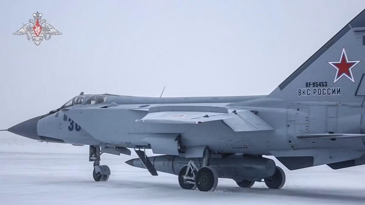 Truyền thông của phương Tây cho rằng, máy bay chiến đấu phản lực MiG-31 có thể hoạt động "trong mọi điều kiện thời tiết", nhờ được trang bị hệ thống điện tử kỹ thuật số hiện đại và động cơ phản lực cánh quạt, cho phép tăng phạm vi chiến đấu. Hơn nữa, với tốc độ tối đa 3.000 km/h khiến MiG-31 trở thành một trong những máy bay chiến đấu nhanh nhất thế giới.