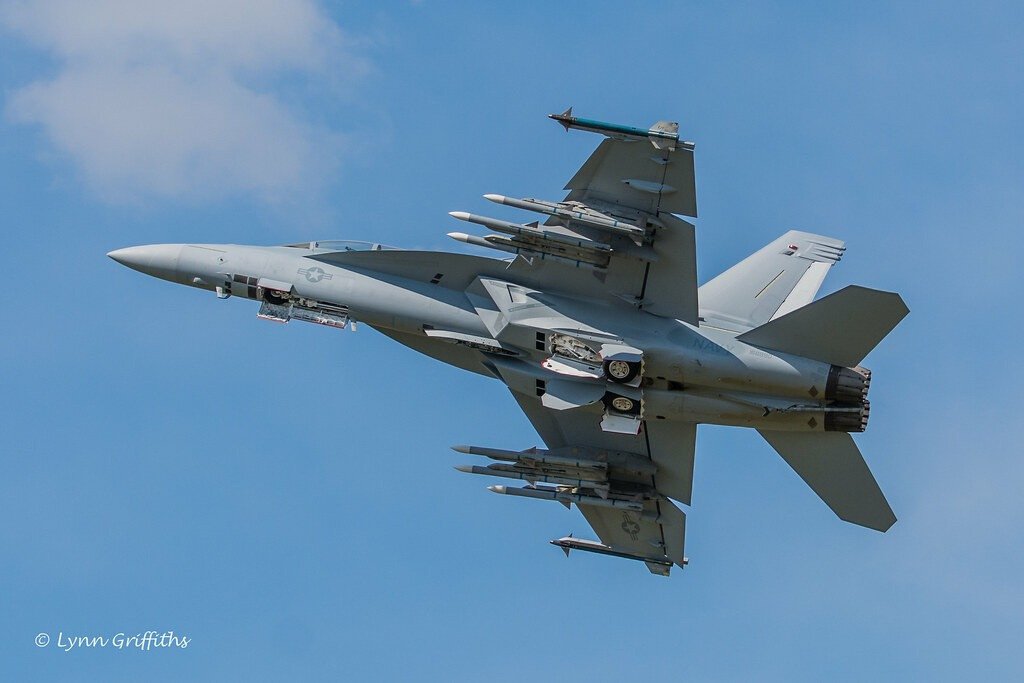 Khả năng mang nhiên liệu bên trong của F-18E là 6.530 kg, F-18F là 6.145 kg. Khả năng mang nhiên liệu bên ngoài 5 thùng 480 ga-lông, tổng cộng 7.430 kg.