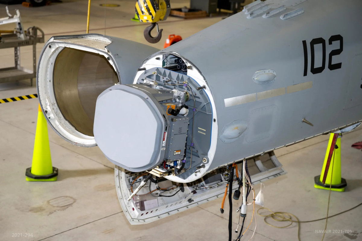 Điểm đáng chú ý là máy bay được trang bị radar quét mảng pha điện tử chủ động (AESA) tiên tiến nhất thế giới AN/APG-79. Radar này giúp máy bay xác định, giám sát và hỗ trợ tấn công các mục tiêu nhỏ, bay thấp như máy bay không người lái và tên lửa hành trình.