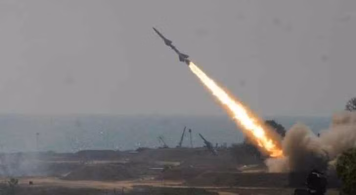 Theo EurAsian Times, vào rạng sáng ngày 27/12, lực lượng Houthi từ Yemen đã phát động một loạt các cuộc tấn công bằng vũ khí chống hạm mới về phía cực nam của Biển Đỏ.