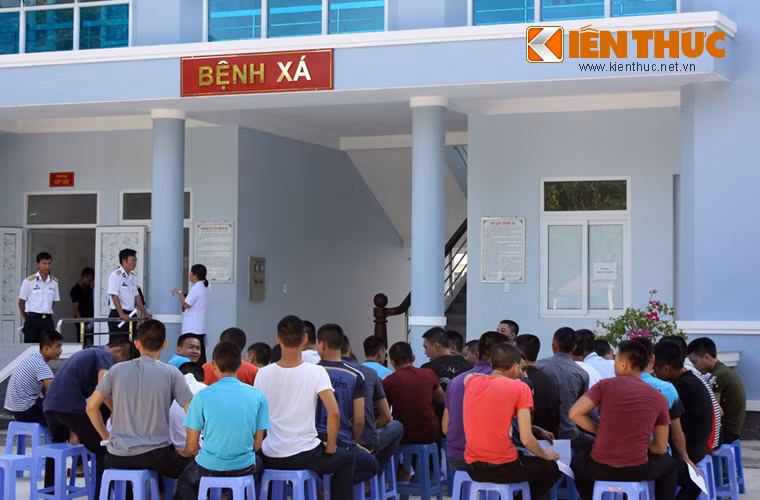 Năm học 2017 -2018 bắt đầu, cùng với tân sinh viên các trường cao đẳng, đại học trên cả nước, những thí sinh đậu vào Học viện Hải quân cũng bắt đầu bước vào năm học mới. Tuy nhiên, họ còn phải trải qua 6 tháng huấn luyện để làm quen với môi trường quân đội trước khi bước vào học chính thức. Ảnh: Mặc dù đã được khám sức khỏe tại địa phương khi đăng ký vào Học viện Hải quân nhưng các thí sinh mới nhập học vẫn được kiểm tra sức khỏe rất chặt chẽ tại Học viện Hải quân.
