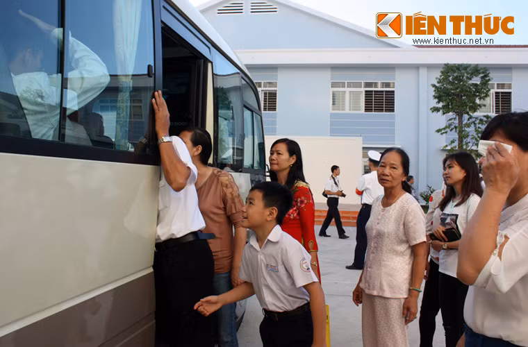 Nhiều người thân, gia đình cũng nghẹ ngào khi phải xa các con nhưng đó là những giọt nước mắt hạnh phúc vì con em họ đã bắt đầu trưởng thành.