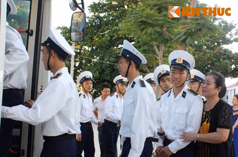 Khoảnh khắc xúc động của bà nội bịn rịn tiễn cháu lên đường làm nhiệm vụ.