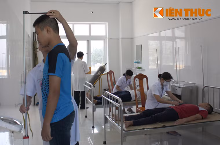 Ngoài các chỉ số khác thì chiều cao và cân nặng là một trong những chỉ tiêu bắt buộc nếu muốn trở thành sĩ quan hải quân. Họ phải đủ sức khỏe để hoàn thành các nhiệm vụ nặng nề của người lính biển.