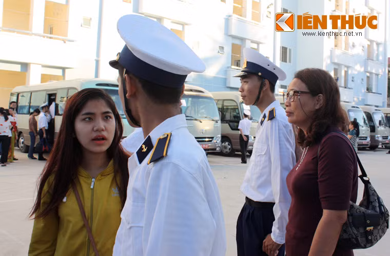 Người chị gái đang dặn dò những điều cần thiết trước khi tiễn em lên đường.