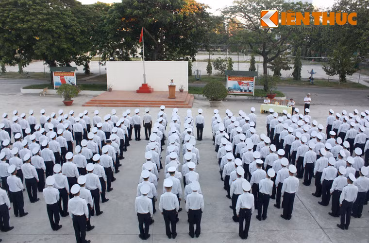 Mới sáng sớm, các tân học viên hàng ngũ chỉnh tề, lắng nghe dặn dò của Thủ trưởng Học viện trước khi lên đường đi huấn luyện, họ tạm xa ngôi trường thân yêu 6 tháng để trở thành những người lính thực thụ.