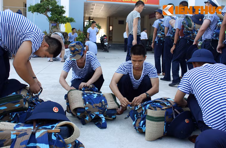 Tạm biệt thời học sinh, tạm biệt thời hoa phượng, những bộ quân phục mới tinh và ba lô của người lính thủy đánh dấu một chương mới trong sự nghiệp của mình.