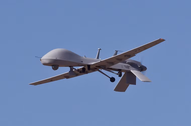 Nó được trang bị một động cơ nhiên liệu nặng 165 mã lực Thielert Centurion 1.7 cho tốc độ tối đa 280km/h, hoạt động liên tục trên không 30 tiếng, trần bay 8.800m, tầm hoạt động 400km.