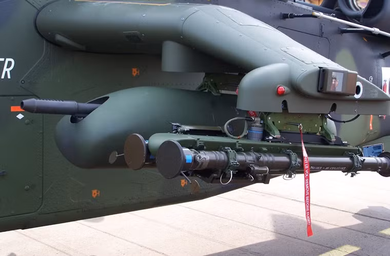 Tên lửa không đối không AIM-92 Stinger là biến thể của tên lửa vác vai FIM-92 trang bị đầu dò hồng ngoại bị động, tầm bắn 8km, đầu nổ phá mảnh 3kg.