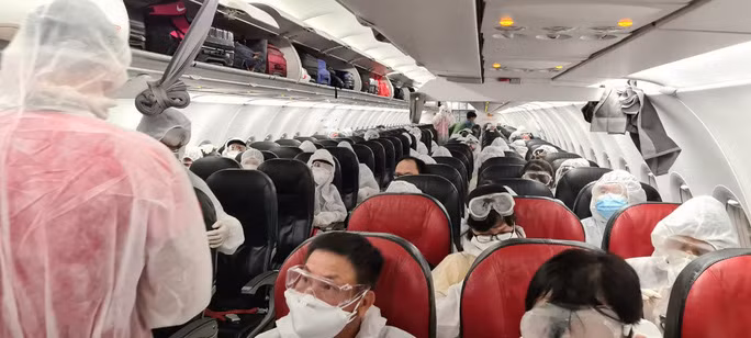 Trong những năm gần đây, thực hiện chỉ đạo của Chính phủ, các Bộ, ngành, địa phương và Bộ Ngoại giao đã phối hợp cùng các hãng hàng không trong nước và nước ngoài thực hiện 800 chuyến bay đưa gần 200.000 công dân từ hơn 60 quốc gia và vùng lãnh thổ về nước. Ảnh: Người lao động.