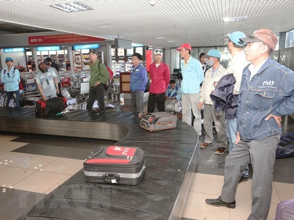 Từ ngày 1 - 13/3/2011, Chính phủ thực hiện các chuyến bay giải cứu công dân từ Libya về nước. Vietnam Airlines đã khẩn trương lập cầu hàng không, thực hiện thành công 10 chuyến bay đưa hơn 3.000 công dân từ vùng chiến sự trở về nước, đoàn tụ cùng gia đình. Ảnh: TTXVN.