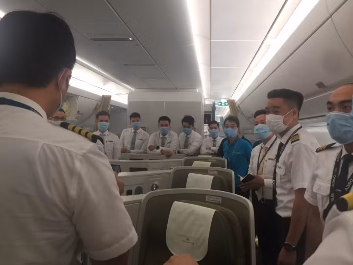 Các hãng hàng không Việt Nam đã tổ chức hơn 400 chuyến bay vận chuyển hơn 110.000 công dân về nước cách ly tại các cơ sở quân đội và gần 150 chuyến bay theo hình thức công dân tự chi trả toàn bộ chi phí cách ly (combo) tại khách sạn, xe đón, xét nghiệm... với hơn 30.000 công dân. Ảnh: VTC.