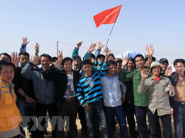 Đồng thời, Chính phủ Việt Nam vận động hiệu quả sự hỗ trợ của các chủ sử dụng lao động và các tổ chức quốc tế để đưa hàng ngàn lao động Việt Nam tại Lybia về nước, trong đó có 2 chuyến bay của Tổ chức Di dân quốc tế (IOM). Ảnh: TTXVN.