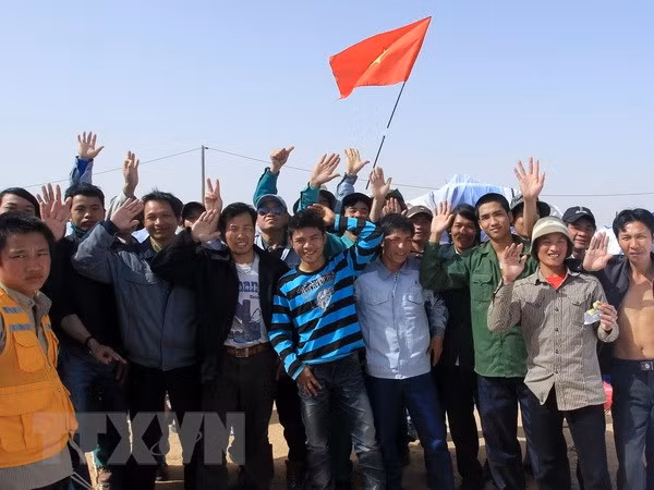 Đồng thời, Chính phủ Việt Nam vận động hiệu quả sự hỗ trợ của các chủ sử dụng lao động và các tổ chức quốc tế để đưa hàng ngàn lao động Việt Nam tại Lybia về nước, trong đó có 2 chuyến bay của Tổ chức Di dân quốc tế (IOM). Ảnh: TTXVN.