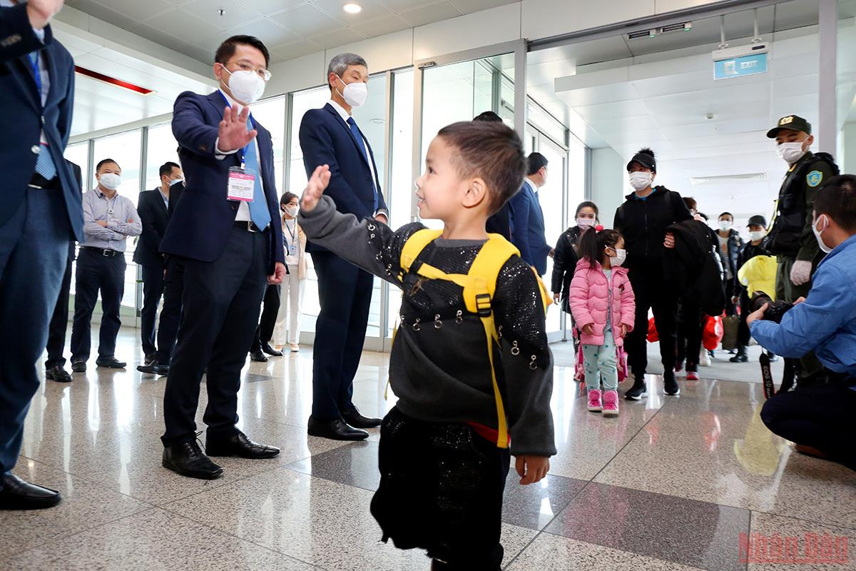 Hai chuyến bay tiếp theo sẽ rời Hà Nội vào ngày 12/3 và dự kiến về tới sân bay Nội Bài ngày 13/3. Những chuyến bay này do Tập đoàn Sun Group tài trợ hãng hàng không Vietnam Airlines để đưa công dân Việt Nam và gia đình từ Ukraine về nước theo sự đồng ý của Chính phủ. Dự kiến sẽ có tổng cộng 10 chuyến bay được tập đoàn này tài trợ. Ảnh: Nhân dân.