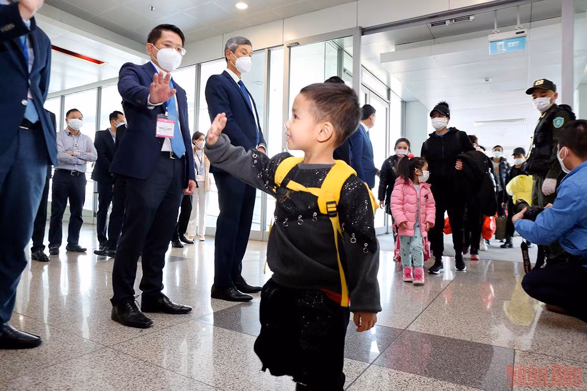 Hai chuyến bay tiếp theo sẽ rời Hà Nội vào ngày 12/3 và dự kiến về tới sân bay Nội Bài ngày 13/3. Những chuyến bay này do Tập đoàn Sun Group tài trợ hãng hàng không Vietnam Airlines để đưa công dân Việt Nam và gia đình từ Ukraine về nước theo sự đồng ý của Chính phủ. Dự kiến sẽ có tổng cộng 10 chuyến bay được tập đoàn này tài trợ. Ảnh: Nhân dân.